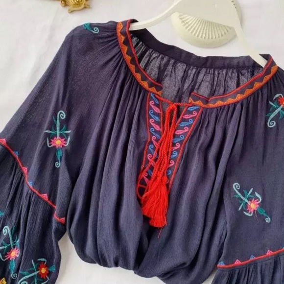 Beautiful embroidered top - Picture 2 of 2